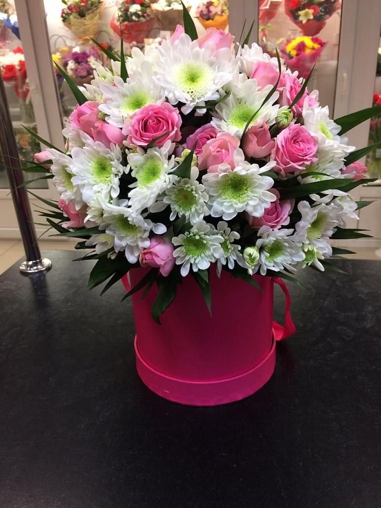 Цветочная композиция из Розы и Хризантемы в шляпной коробке в Межевом