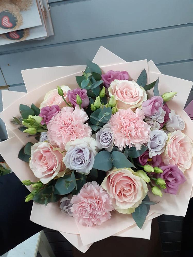 Букет цветов из: Розы, Гвоздики и Лизиантусы в Межевом